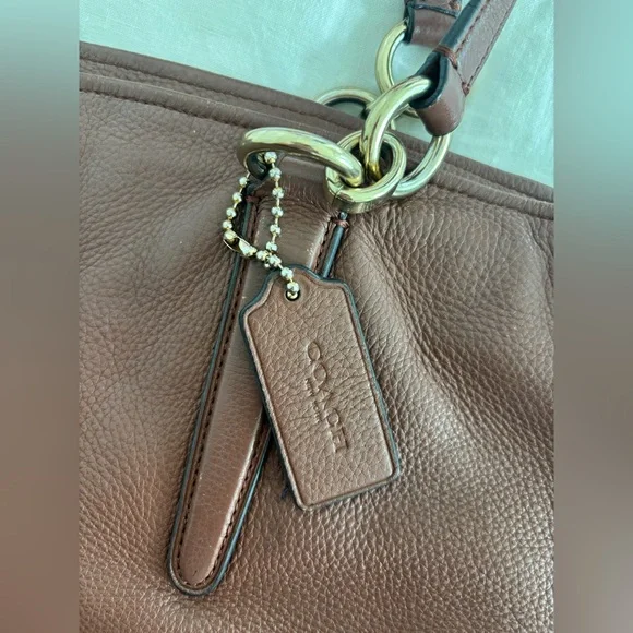 Beautiful Pebbled Leather Coach bag with Gold Details: - Picture 12 of 15